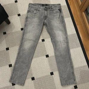 Replay Anbass grå jeans - Snygga gråa replay anbass jeans som jag säljer för de var lite för stora för mig, har inte använt så mycket och när jag väll har använt de så har det varit varsamt storlek 31 32