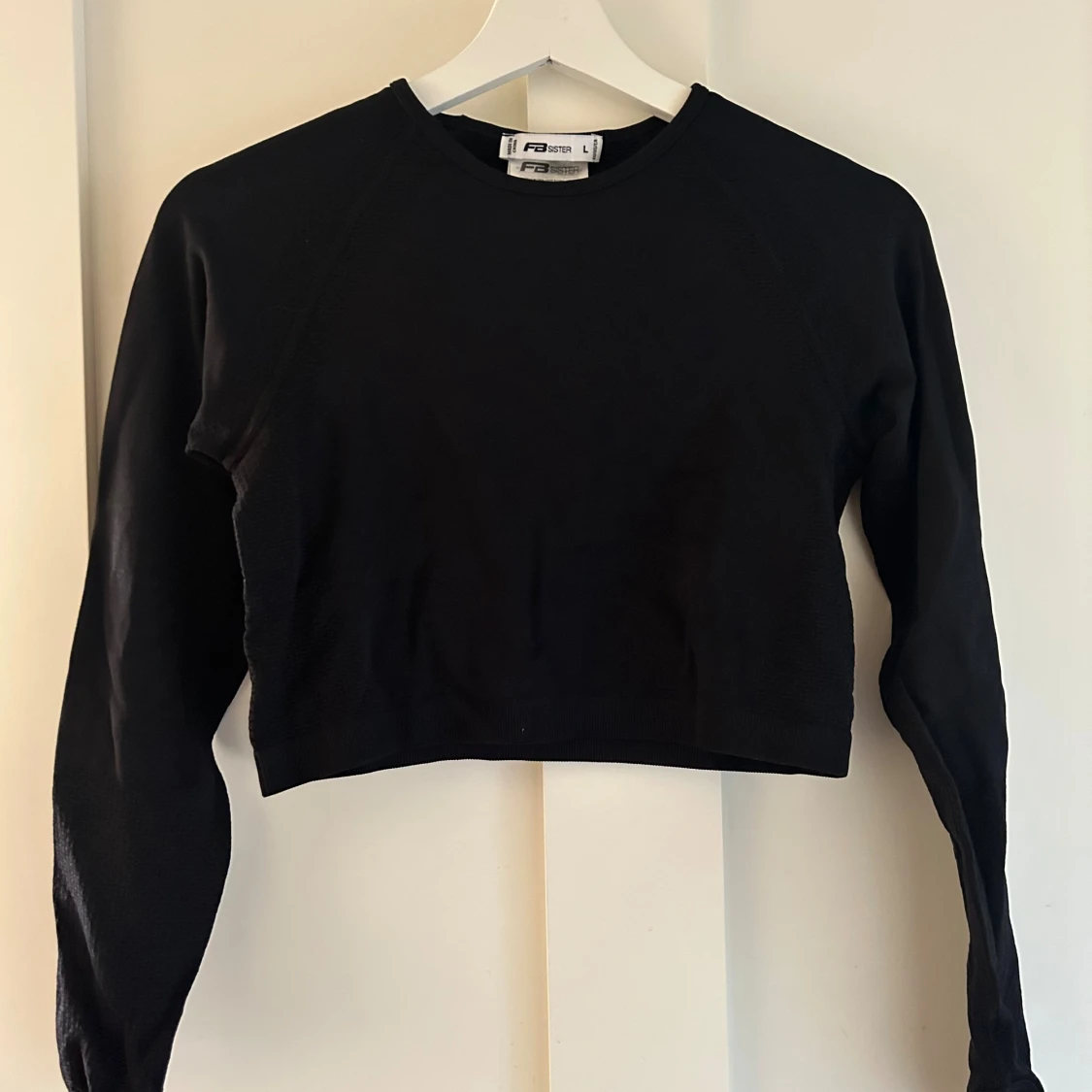 Svart croppad tröja från FB Sister
