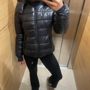 Monclear liknande puffer jacka  - Glansig jacka som liknar monclear pufferjacka