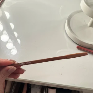 CAIA Lovisa läppenna brun - Säljer en CAIA Lovisa läppenna i en snygg brun nyans. Säljer då jag har väldigt många och jag hinner inte använda alla. Jag köpte denna i juni och har använt ett fåtal gånger så det finns väldigt mycket produkt kvar🤎