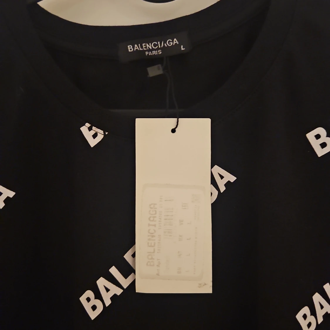 Svart t-shirt med logga - 2