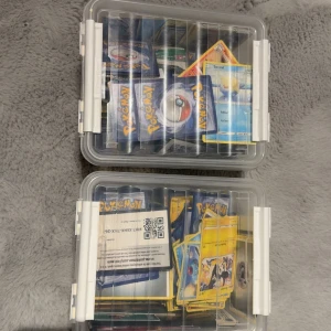 Pokémonkort - Blandad samling - 2 lådor av Pokémon kort, alla möjliga kort finns i. 250+ kort 