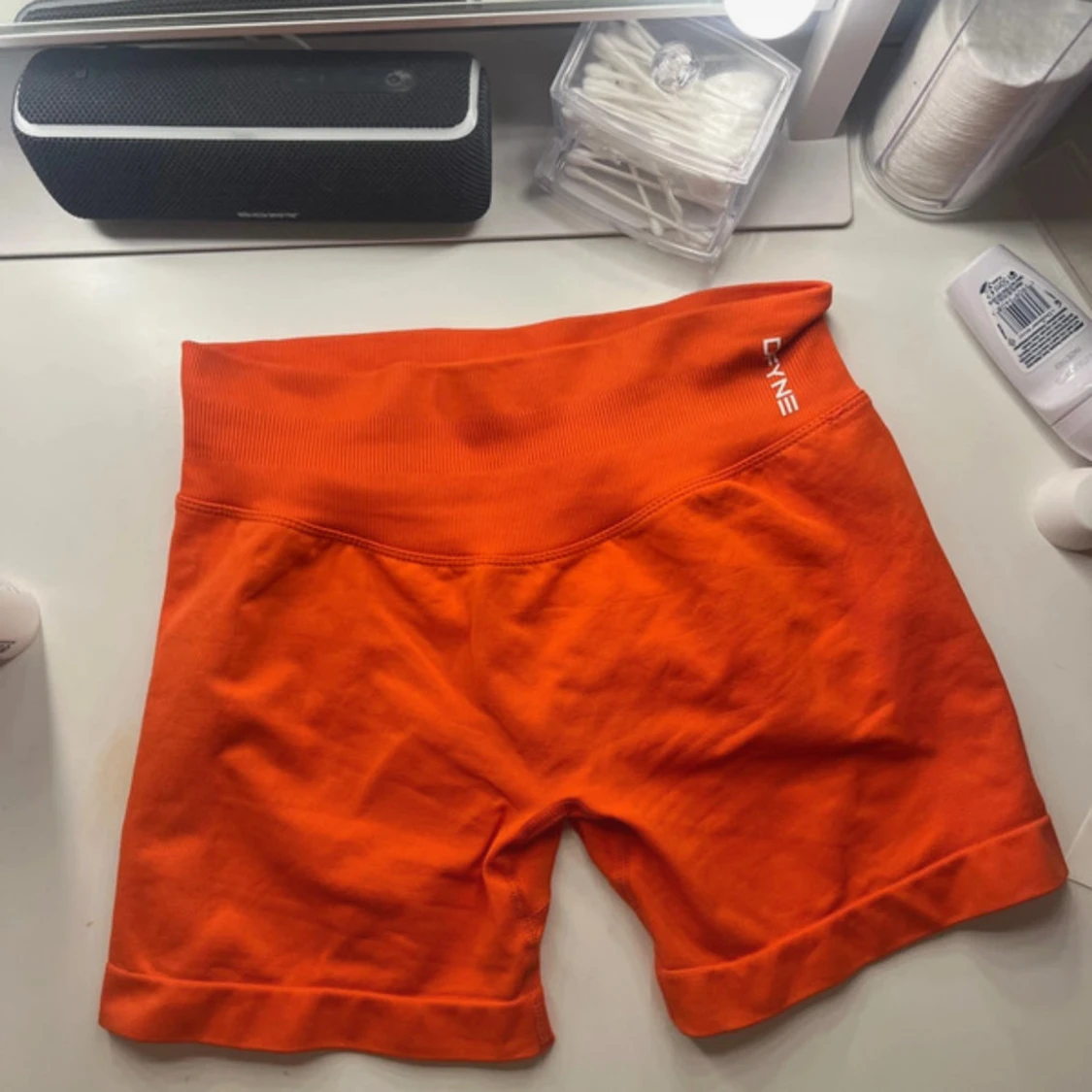 Orange träningstights-shorts från DFYNE - 2
