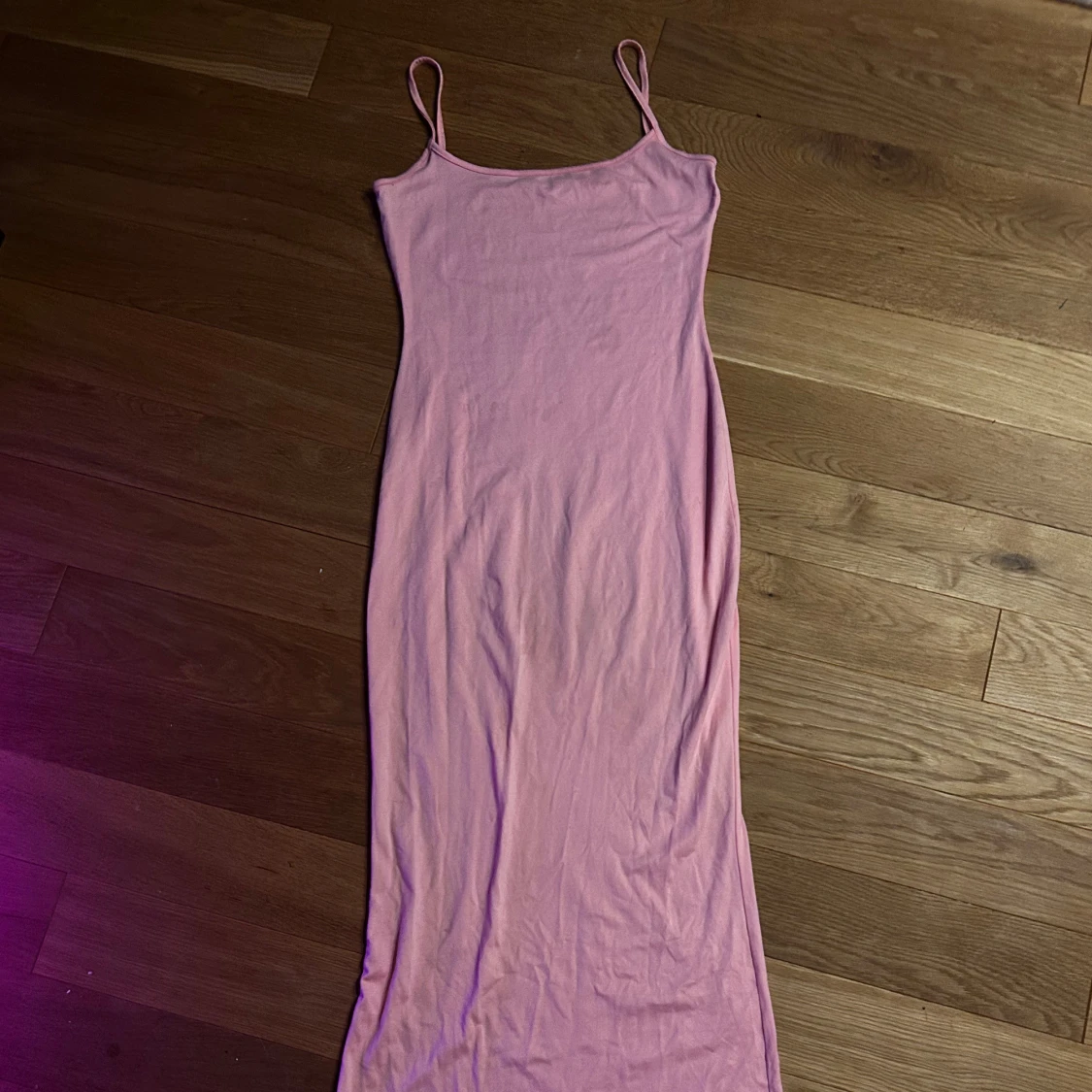 Rosa långklänning med smala axelband - 1