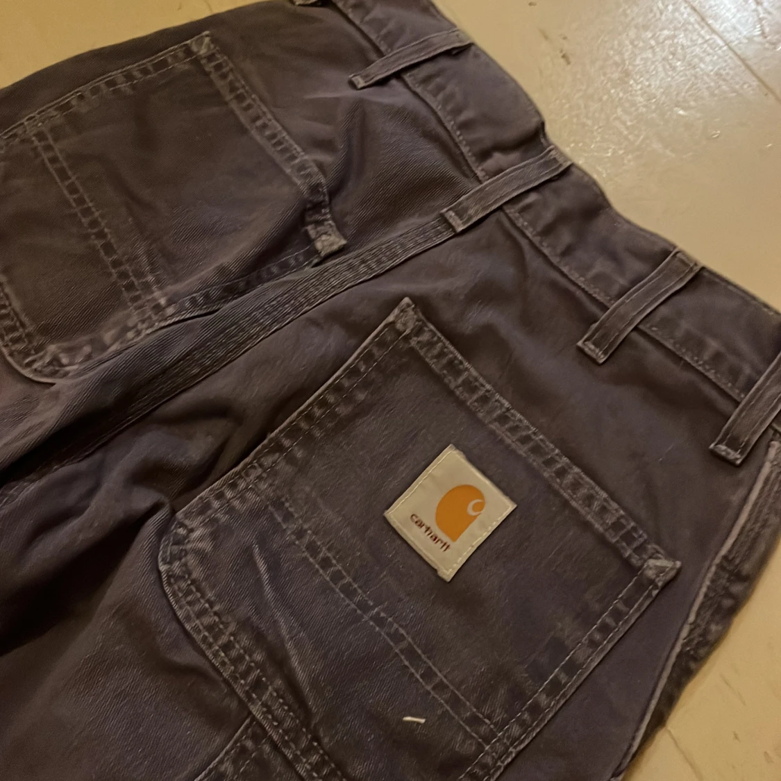 Mörkgrå cargobyxor från Carhartt - 4