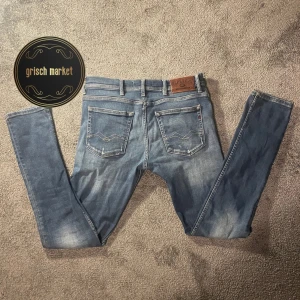 Replay Willby jeans  - Ett par Replay jeans med riktigt feta slitningar | jeansen är i grymt skick, inga defekter 9,5/10 (slitningarna på bakfickan är inte defekter) | size 32/34 som sitter för litet på mig, jag är 181cm 70kg | lite osäker på modellen men skulle gissa på Willby |nypris 1800, priset är inte hugget i sten!