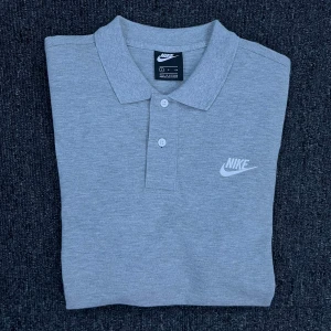Nike Polo Tröja - Plagg:Nike Polo Tröja Storlek:S Nypris:699 Mitt pris:199 Skick:10/10 Helt Ny Märke/Brand:Nike Färg:Grå/Vit Passform:S Passar M Övrigt:Aldrig Använd  Fraktar Inom 24 h📦 Skriv Vid Minsta Lilla Intresse😃 