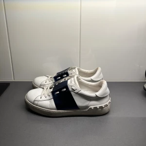 Valentino skor  - Valentino opens i storlek 41. Skorna är i en skön blå färg i väldigt bra skick.