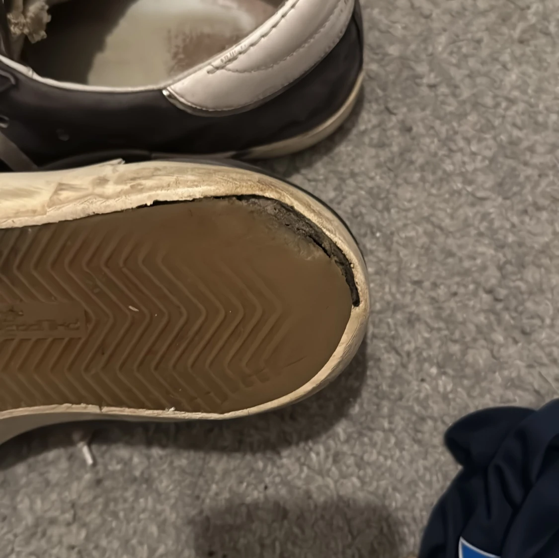 Blåa sneakers med vita detaljer - 2