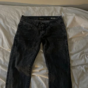 Replay svarta jeans Roxxes straight - Säljer ett par Replay Roxxes jeans i svart tvättad denim. Klassisk femficksmodell med raka ben och snygga detaljer som Replay-märke på bakfickan och etikett bak i midjan. Passar dig som gillar stilrena och tidlösa jeans.