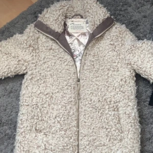 Beige teddyjacka från Odd Molly - En mysig och varm odd molly kappa med både bra skick och fina detaljer. Säljes då den ej används! Nypris runt 2000, passa på! Skriv vid frågor😊