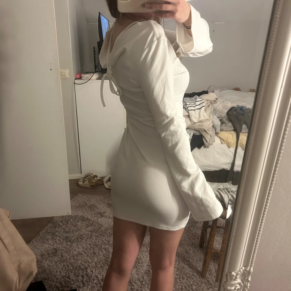 Vit kort klänning med snörning i ryggen