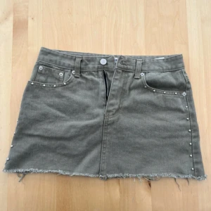 Lågmidjad jeans kjol - Säljer denna jättesnygga jeanskjolen i khaki grön! Köpt här på Vinted men passade tyvärr inte mig så säljer den vidare💕 Är i storlek xs-s! Skriv gärna vid frågor!☺️Pris går att diskutera!💕