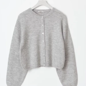 Grå kofta från Gina Tricot XS - Mysig grå stickad kofta från Gina Tricot i storlek XS. Koftan är aldrig använd, men har haft den länge.