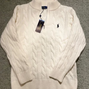 Ralph Lauren tröja - Säljer nu den här Helt Nya ralph lauren tröjan med prislapp i storlek M. Den är helt oanvänd och den kommer komma med den ursprungliga förpackningen! Har ni frågor så kan ni skriva till mig!