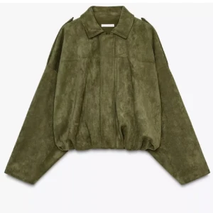 Zara grön mocka bomberjacka - Säljer en olivgrön bomberjacka i mjuk mocka med oversized passform och klassisk krage. Jackan har långa ärmar, dragkedja framtill och coola axeldetaljer. Perfekt att styla med jeans och t-shirt för en chill look.