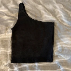 Svart oneshoulder topp - Aldrig använd 💖💖