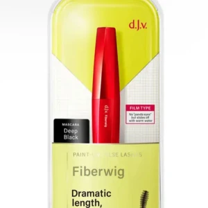 d.j.v. Fiberwig Deep Black Mascara - Fiberwig mascara i färgen Deep Black från d.j.v. med röd, smal och stilren tub. Ger dramatisk längd och separerar fransarna med en filmteknologi som tvättas bort med varmt vatten. Perfekt för dig som vill ha långa och definierade fransar utan kladd.