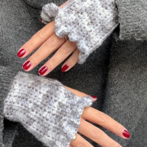 Gråvita virkade fingerlösa vantar - Handgjorda fingerlösa vantar i virkad stil med mjukt garn i grått och vitt. De har en vågig kant och är perfekta för dig som vill ha värme men ändå kunna använda mobilen. Snyggt och mysigt accessoar till kalla dagar.