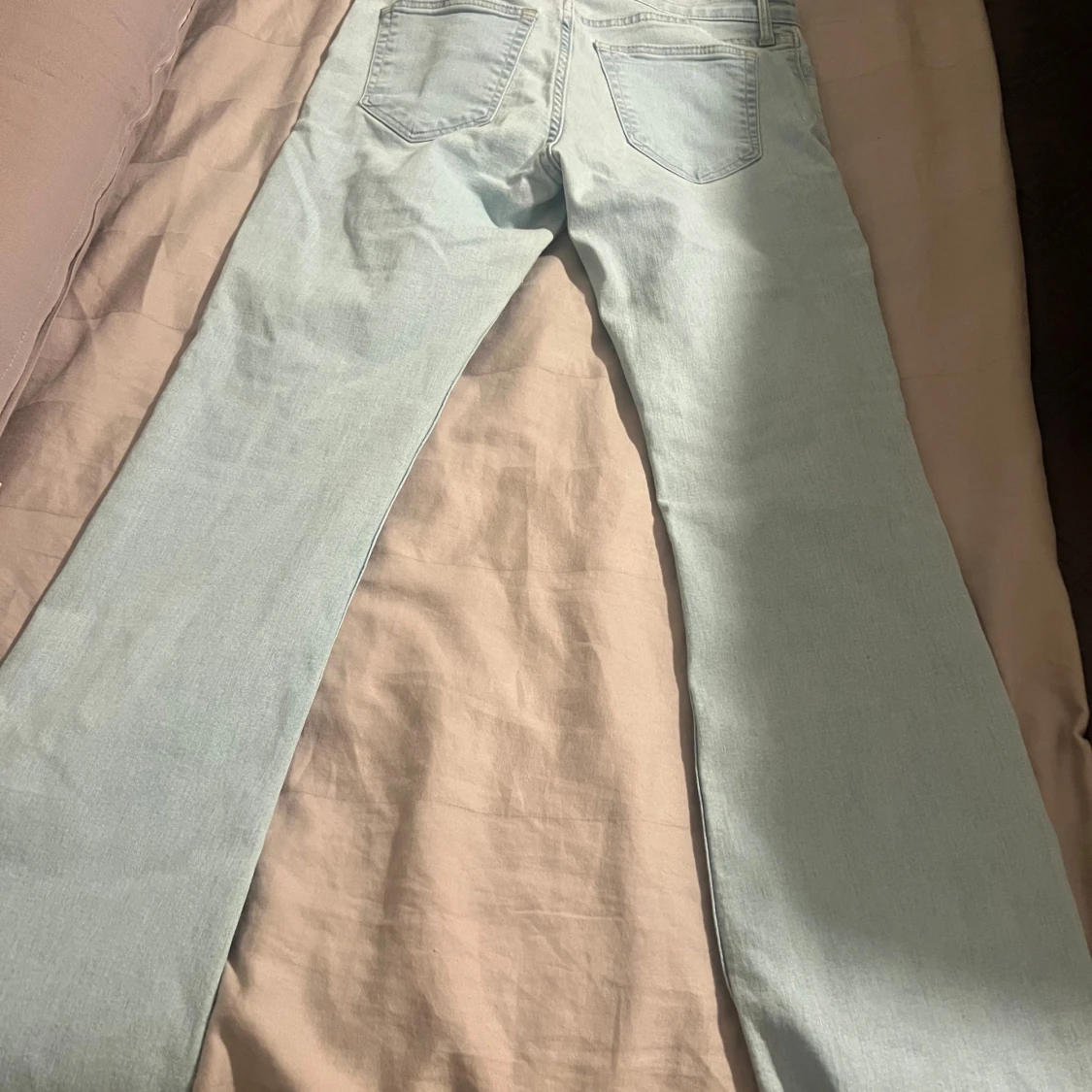 Ljusblå utsvängda jeans från H&M - 1