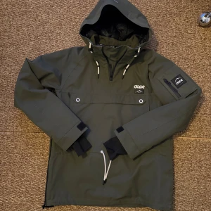 Dope Jacka 🧥  - Skid-/snowboardjacka från Dope.  Mycket fint skick, sparsamt använd.  Olivgrön och fodrad anorakmodell.  Storlek Small, rymlig. Vattentät med 15000mm vattenpelare.  Hör av er vid frågor eller om fler bilder önskas.