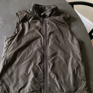 Olivgrön dunväst från Aspesi - Snygg dunväst från Aspesi i storlek M 