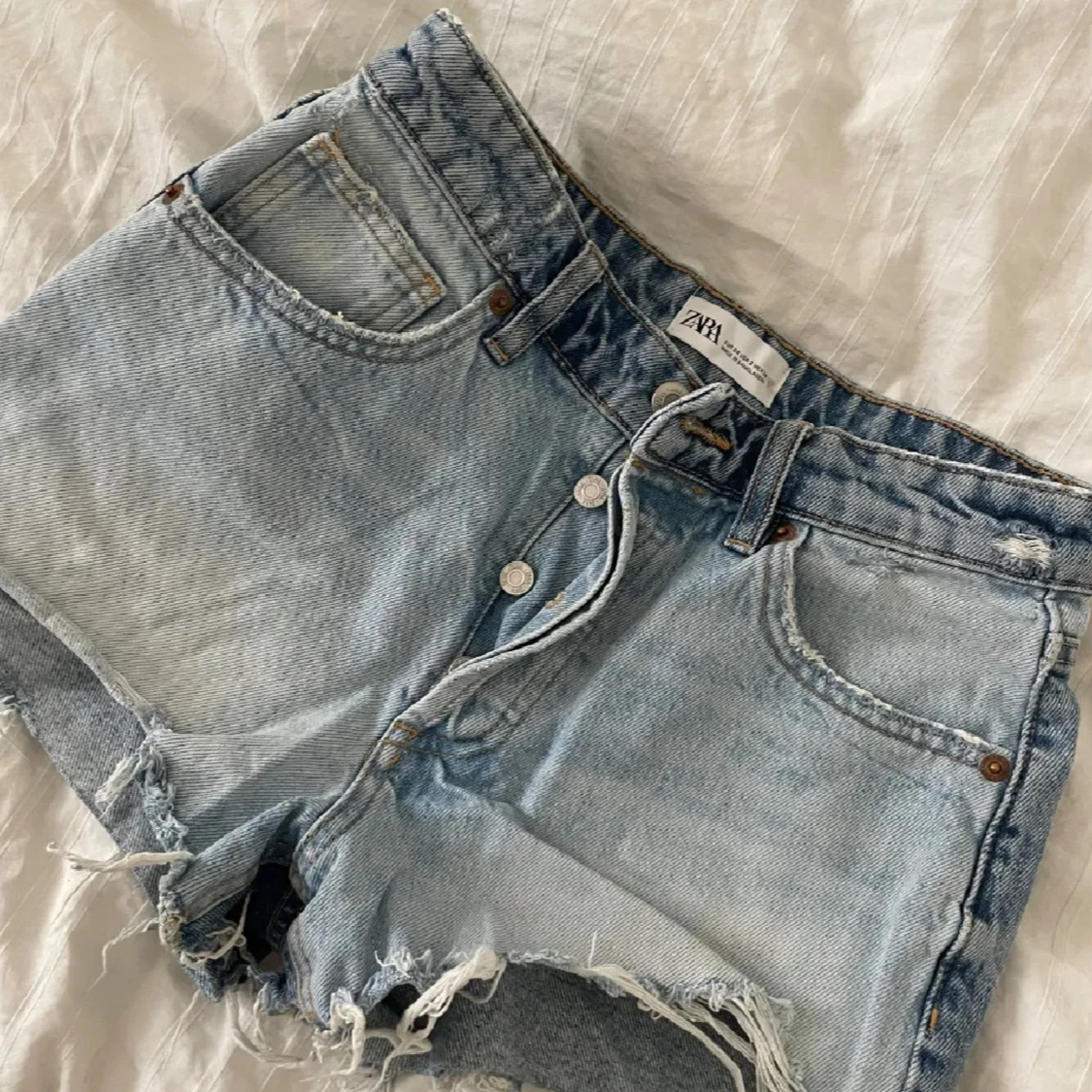 Ljusblå jeansshorts från Zara