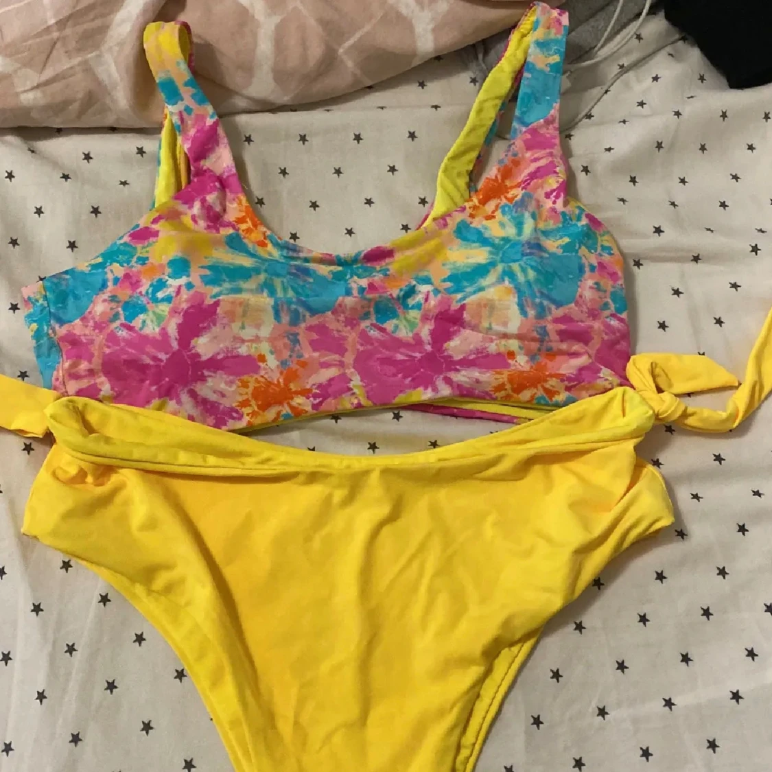 Färgglad bikini med blommigt mönster