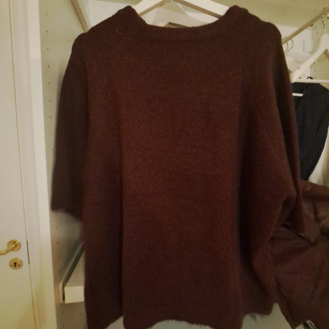 Vinröd stickad tröja från Lager 157