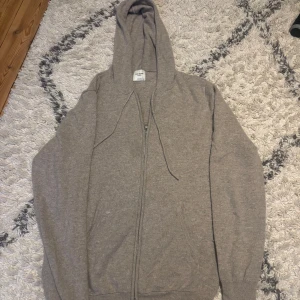 John Henric tröja - Säljer min John Henric tröja i storlek M då den inte används. Mycket bra skick då den knappt är använd. Snabb affär= pris diskuterbart