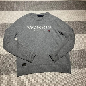 Grå stickad tröja Morris  - Snygg grå stickad tröja från Morris Rowing Club i storlek XS. Mycket fint skick.