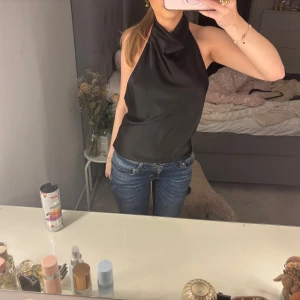 Svart halterneck topp från Zara - Säljer en svart halterneck topp från Zara, helt oanvänd men passade tyvärr inte mig 💗
