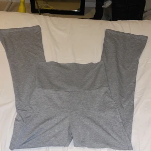 Gråa yoga pants - Dessa i nyskick.Använda  sparsamt av en dotter.Från Gina Tricot.Så mjuka å skönt material.