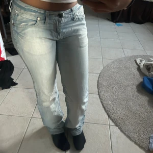 Jeans  - Ljusblå jeans från G-star. Köpta från vinted och använts lite av mig. Ett litet hål finns på ett knä och slitna längst ner. Skriv om mått 🥰