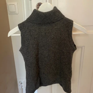Mörkgrå polotröja i ull  - Mysig mörkgrå topp från Line med hög polokrage i ull. Jättebra skick i storlek XS