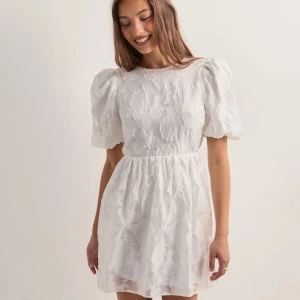 Vit studentklänning  - Säljer denna nya/oanvända studentklänningen från Gina Tricot med prislapp kvar, säljer pga att den inte satt som jag ville 🤍Storlek 36