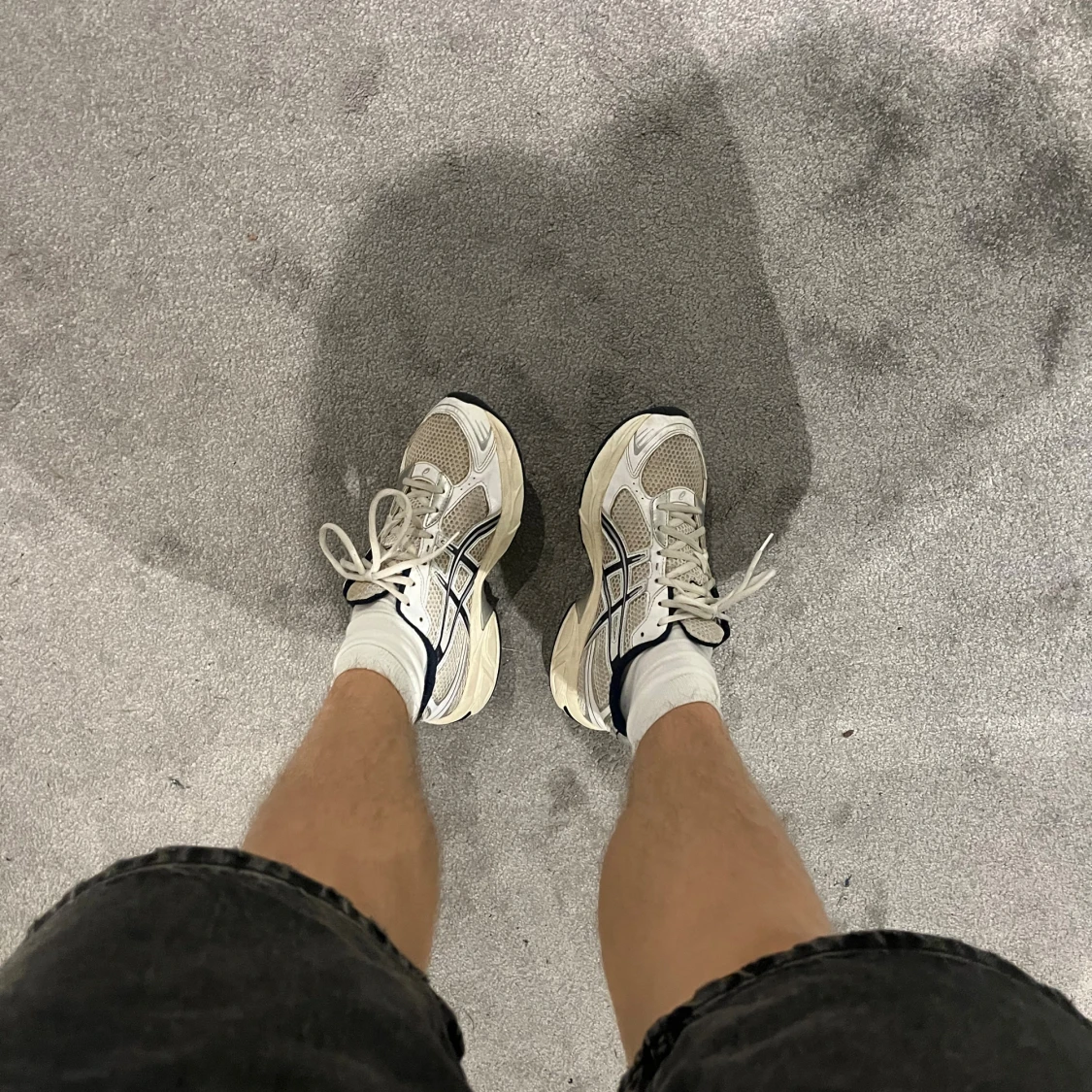 Vita Asics med mörkblå detaljer  - 4