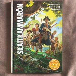 Skattkammarön - Äventyrs bok, författaren är Robert Louis Stevenson. Bok med enkel svenska, säljer boken då den inte kommer till användning. Den e fin och har super bra skick bara tidigare kantvikningar på vissa sidor. 