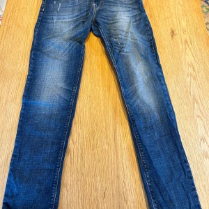 J. Lindeberg jeans - Säljer ett par knappt använda jeans från J. Lindeberg i modellen ”damien creek com”. **OBS, storleken är 34/34, men efter tvätt lutar det snarare mot 33/33**