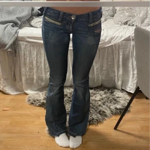 Omsydda Miss Sixty jeans! - Inte mina bilder ‼️Säljer dessa då dom var alldeles för små för mig 🥹Är inte med på bildern men det är en liten kedja på framfickorna som måste ha tillagats i efterhand. Midjemått: 33 rakt över. Innerbenslängd: 77cm.