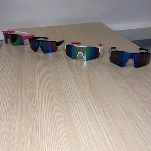 Sport solglasögon - Tjena folket! Vi är iceview UF som säljer solglasögon till alla tillfällen, på festen, afterskin, på båten eller när du sportar. Kontakta oss om du du är intresserad eller har några funderingar! Vi nås här via plick eller på Instagram: iceview_uf. OBS! De rosa glasögonen är lite mindre bra kvalité där av säljer vi de för 129kr!