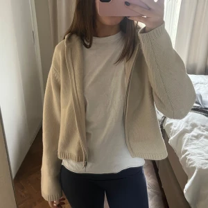 Chunky hoodie i kashmir från Soft Goat - Så fin och varm, bara använd fåtal gånger nypris 4595kr