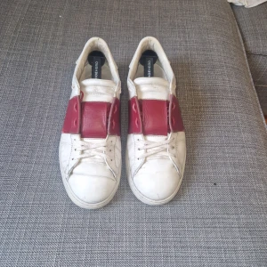 Valentino garavani opens skor  - Valentino garavani opens i okej skick utan låda och dustbag priset kan diskuteras och skriva om du har någon fråga 