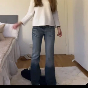 Lågmidjade utsvängda jeans - Supersnygga lågmidjade utsvängda jeans i mycket bra skick! Måtten finns bland bilderna🥰🥰