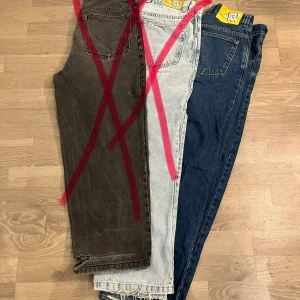 93Denim jeans med broderad ficka -  93Denim baggy jeans från Polar skate med gamla logan kvar på fickan. Byxorna är använda och lite slitna. Nypris runt 1000kr säljer för 200kr styck. Finns nu bara i blå andra sålda👍