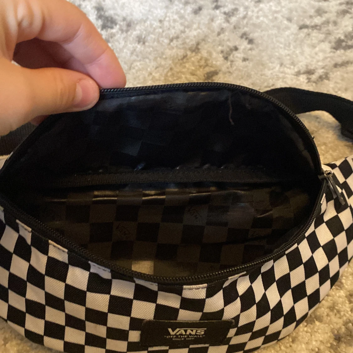 Svartvit rutig axelväska från Vans - 4