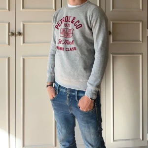 Grå sweatshirt från Petrol & Co - Säljer nu min gamla petrol&Co tröja som är i skick 9/10 och är i strl 176 men liten i strl!pris kan diskuteras. Han på bilden är runt 175cm 