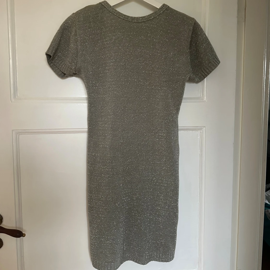 Glittrig silverklänning från QED London - 1