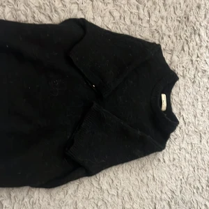 Stickad tröja  - Fin stickad tröja ifrån Gina tricot storlek xs, fint skick.