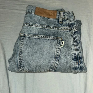 Ljusblå jeans från Woodbird - Säljer ett par ljusblå jeans från Woodbird som har en rak passform. Jeanssn är som nya och storleken är 30/32